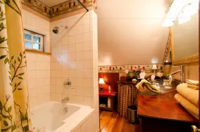 Lily Garden Bed and Breakfast - Bathroom