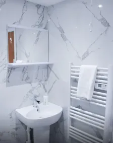 Canal Walk Studio Apartments - Bathroom