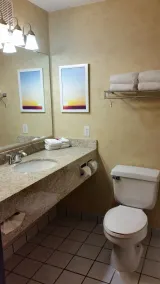 Days Inn & Suites by Wyndham Vancouver - Salle de bain