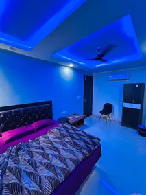 ICY White Varn Residency - Quarto