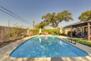 Central Seabrook Home: Pool ~ 2 Mi to Nasa Center! - Piscine