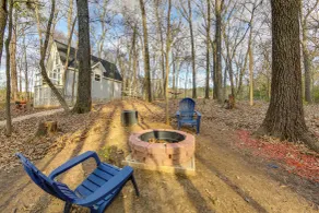 Forest-view Gem w/ Deck: 8 Mi to Hawkins Beach - Interiør