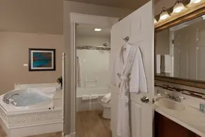 The Oakwood Inn Okoboji - Bathroom