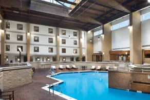 DoubleTree by Hilton Hotel Lawrence - Piscine