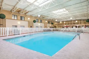 Ramada by Wyndham Grand Forks - Piscine
