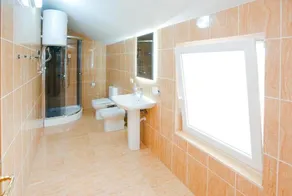 Urban Escape Guesthouse - Bathroom