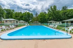 Perry's Motel and Cottages - Piscina