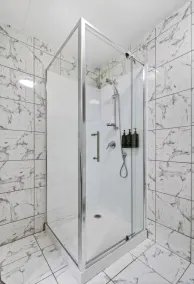 Aaron Court Motor Inn - Baño