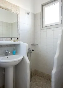 Milos Hotel - Bathroom