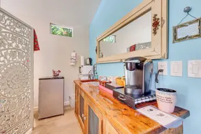 Romantic Casita w/ Garden + Deck 2 Miles to Plaza! - Intérieur