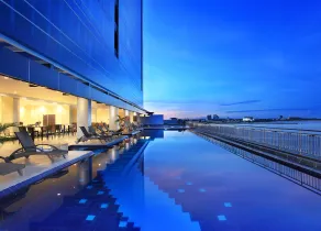 Swiss-Belhotel Waterfront Makassar - Piscina