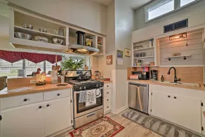 Coastal Escape w/ Yard, Walk 1 Mile to Texas A & M - Intérieur