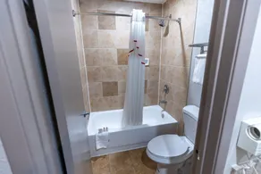 Red Roof Inn & Suites Irving - DFW Airport South - Bathroom