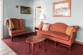 Villa Inn - Lobby sitting area