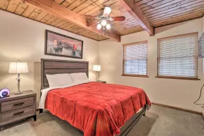 5 Mi to Camelback: Henryville Home w/ Hot Tub! - Rom