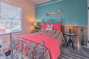 Walk to Pleasure Pier! 'Rose's Beach House' - Interiör