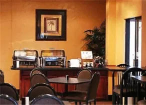 Trade Winds Central Inn - Restaurant