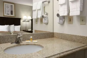 Days Inn & Suites by Wyndham Rancho Cordova - Salle de bain