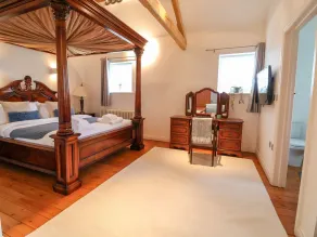 The Wing - Room