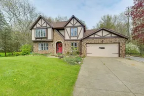 Bike, Fish, Golf & More: Stately Tudor in Mogadore - Interiør