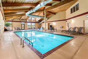Quality Inn & Suites Lawrence - University Area - Piscine