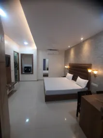 THE HIGHCLASS HOTEL - Room