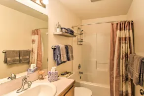 Quiet Lakefront Olympia Home w/ Dock on Half Acre - Interiör