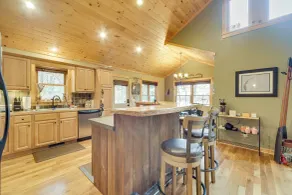 Cozy Benoit Lake Cabin w/ Hot Tub & Views - Interiør