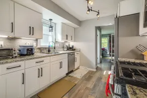 Near Nature Preserve & Pewaukee Lake: Home w/ Yard - Intérieur