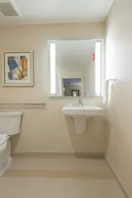Fairfield Inn & Suites by Marriott New York Queens/Fresh Meadows - Bathroom