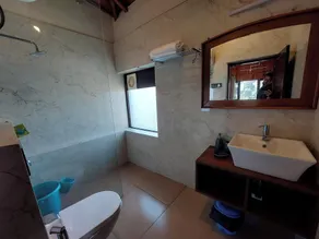 Alinda House Naukuchiatal by THE GHAUR - Bathroom