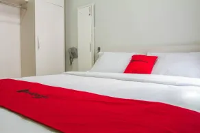RedDoorz near Pasar Baru Bandung - Room