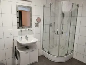 Ferienwohnung auf 110 m2, Terrasse, Garten, Parkplatz, Nähe A7 - Bathroom