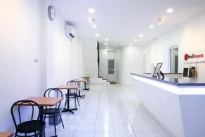 RedDoorz Hostel near Taman Puring - Hall
