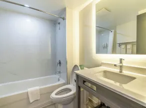 Ramada by Wyndham Kingston - Bathroom