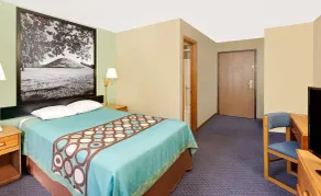 Super 8 by Wyndham Macomb - Room