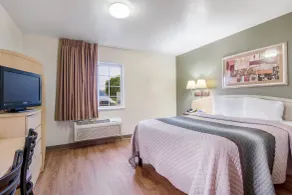 HomeTowne Studios & Suites by Red Roof Bentonville - Chambre