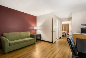 Red Roof Inn & Suites Knoxville East - Chambre