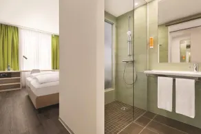 Super 8 by Wyndham Chemnitz - Bathroom