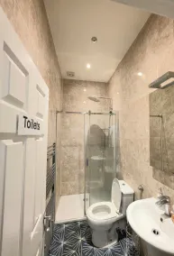 Rayan's Lodge Stratford London by OYO - Bathroom
