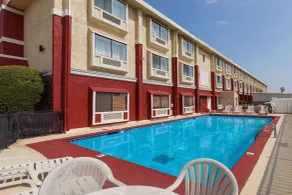 Ramada by Wyndham Oklahoma City Airport North - Piscine