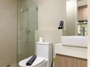 Brand New And Relaxing Studio At Daan Mogot City Apartment - Bathroom