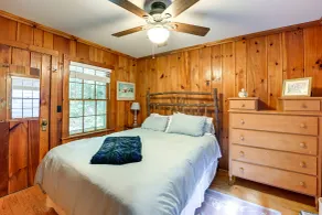 Highlands Vacation Rental - Walk to Mirror Lake! - Værelse