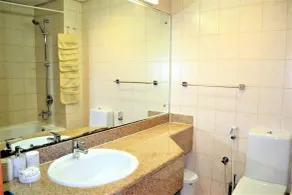 MCLN - Spacious Furnished Studio - Bathroom