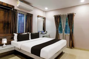 Super Collection O New Town Near OM Sweets Formerly Shiva Inn - Room