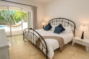 7BR Private Jacuzzi & Pool Villa Sleeps 16 Walk to Beach Lagoon and Golf - Habitación