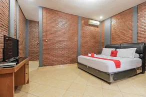 RedDoorz Plus At Ampera Raya - Chambre