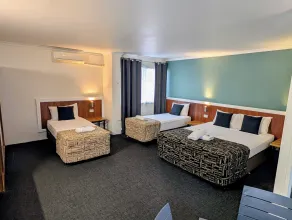 Hampton Villa Motel - Room