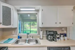 Pet-Friendly Brunswick Retreat w/ Gas Grill! - Intérieur