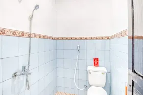 RedDoorz near Wisata Pantai Parangtritis - Bathroom